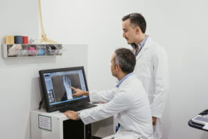 Equipo médico de Traumastur preparando Operación de juanete en Gijón.