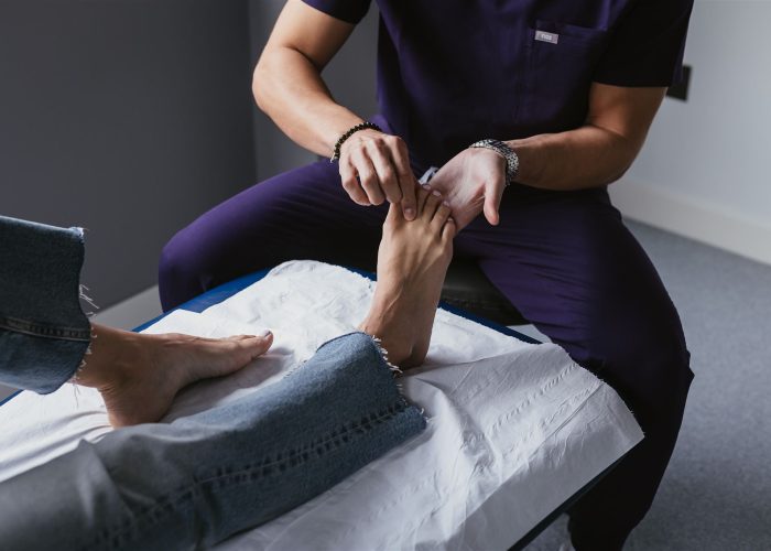 La imagen muestra a un equipo de podólogos y traumatólogos en Gijón tratando un problema de pie