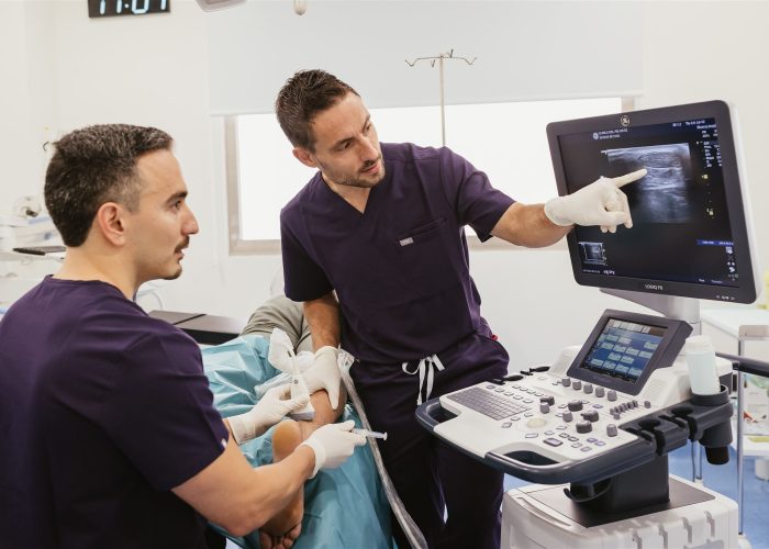 El equipo de traumatólogos en Gijón en el quirófano